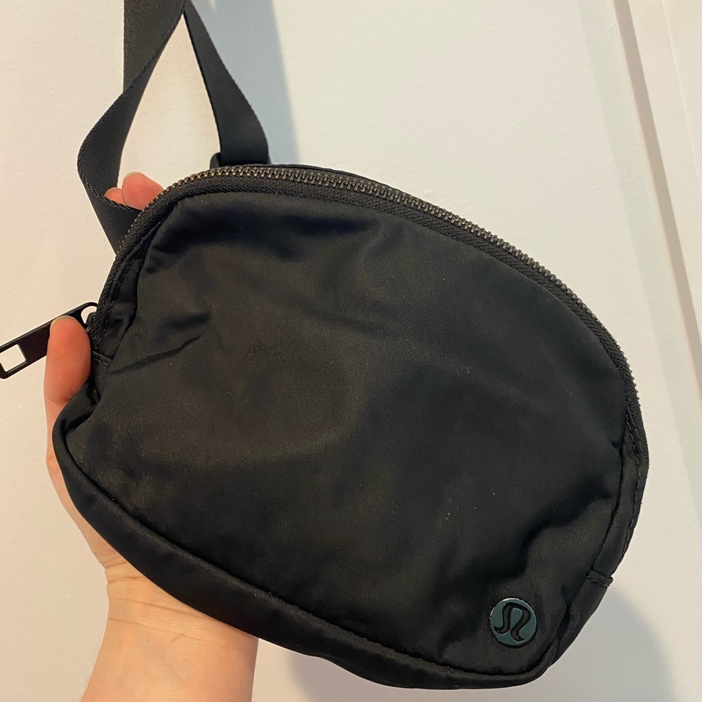 Lululemon everywhere belt bag
